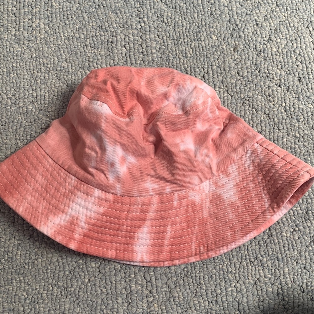 pink and white tie dye bucket hat from forever 21, worn once and is brand new